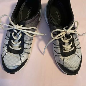 Vionic Podiatrist-designed walking shoes Size 9 Women’s